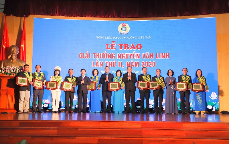 Chủ tịch Công đoàn CATP nhận giải thưởng Nguyễn Văn Linh